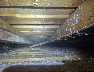 Zateplení stropu nad podlahou bytu pomocí foukané izolace